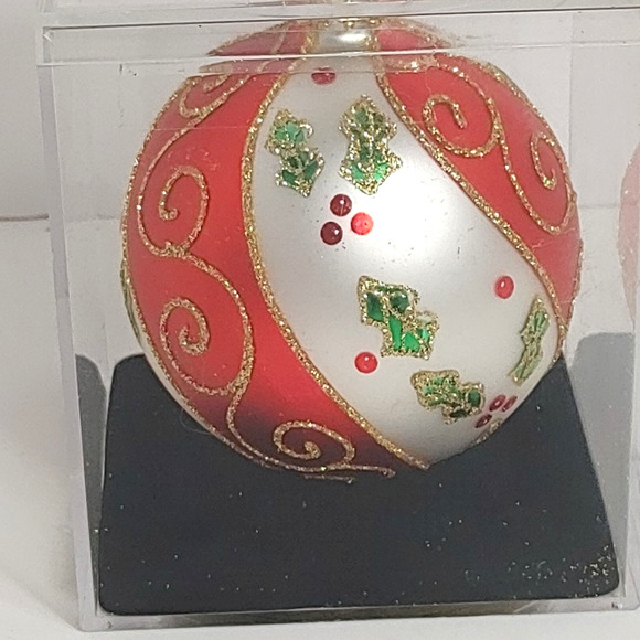 NEW Hand Crafted Glass Blown Christmas Ball Ornament In Acrylic Box Display - Picture 4 of 6
